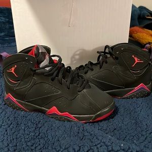 Air Jordan Retro 7. Kids 7y. Color black, red, purple and gray.